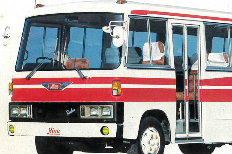 進化と先進さを積極的に取り入れて着実に名車となった現在も路線車に残るビッグネーム「ブルーリボン」「レインボー」を当時のカタログで見る