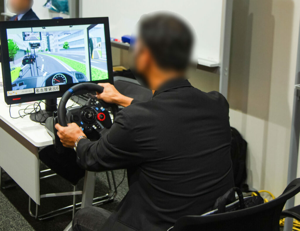 シミュレータで大型車への不安も解消？