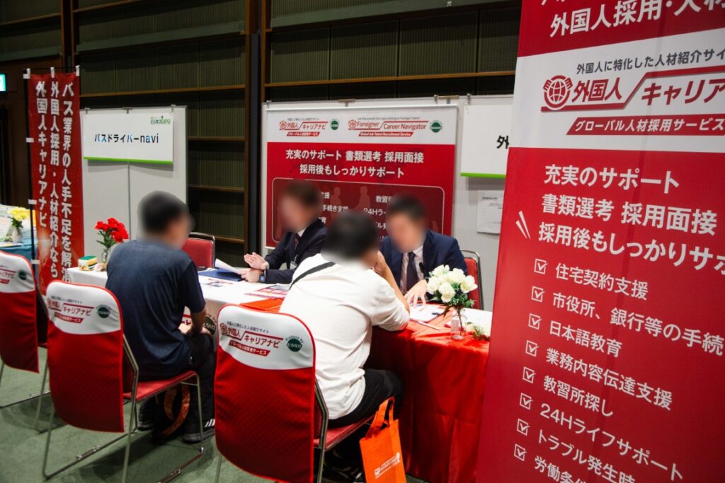 運転士不足から外国人ドライバーを採用する例も…