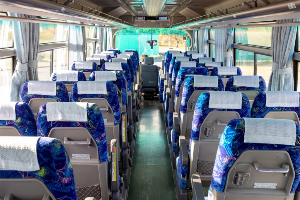 大型車の場合は運転席から最後尾まで12mもあるので見えない場所は多い