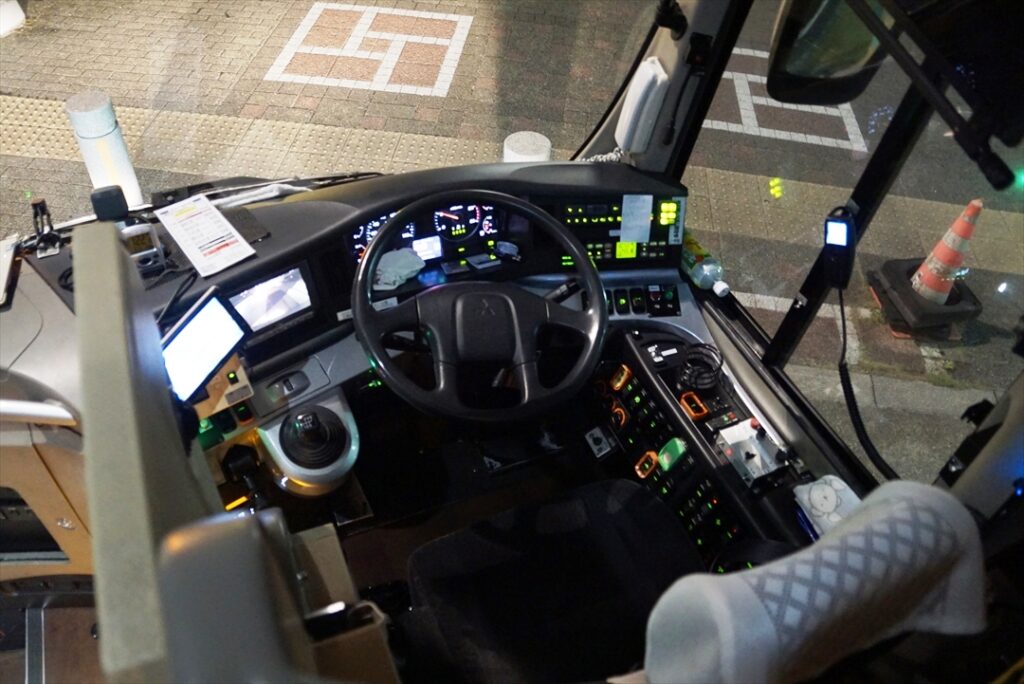高速車の運転席の例（目視だけではなく多くのモニターで監視する必要がある）