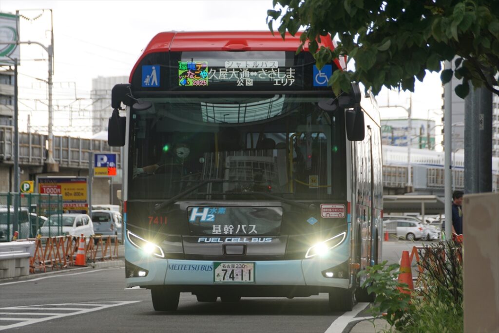 燃料電池車は自分で発電した電力でモーターを回す