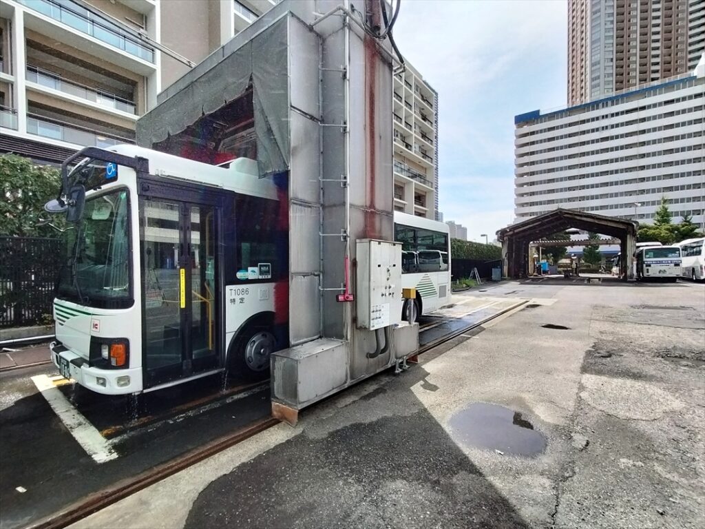 入庫後にバスが汚れていれば洗車するのも運転士の仕事！