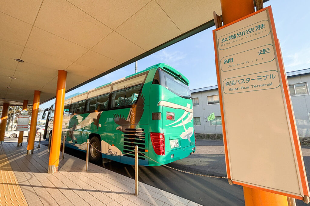 いよいよ最後のバス、斜里バス「知床線」に乗車。ハイデッカー車での運行だ