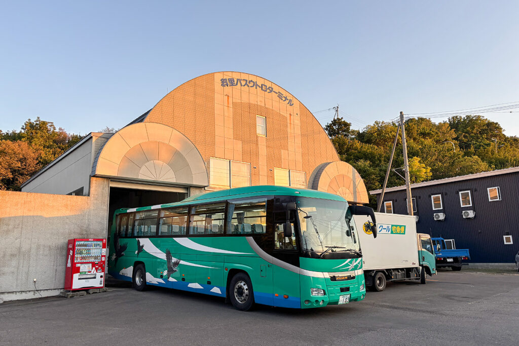 北海道の知床エリアで見られる、ハイデッカー車を用いた貨客混載バス