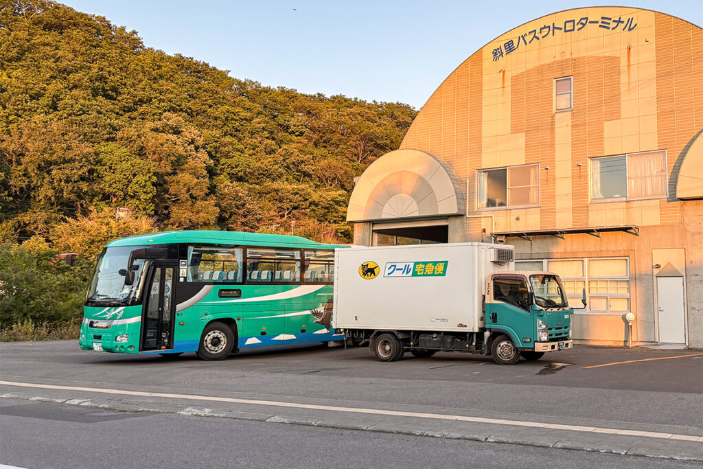最近耳にするバス＋宅配輸送の「貨客混載バス」!!　そもそもどこに貨物を積むの?