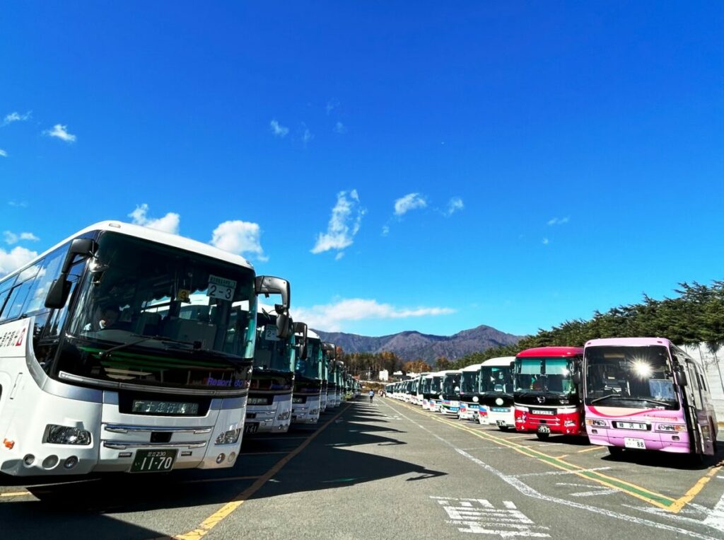 観光地の駐車場には多くの観光バスが並ぶ
