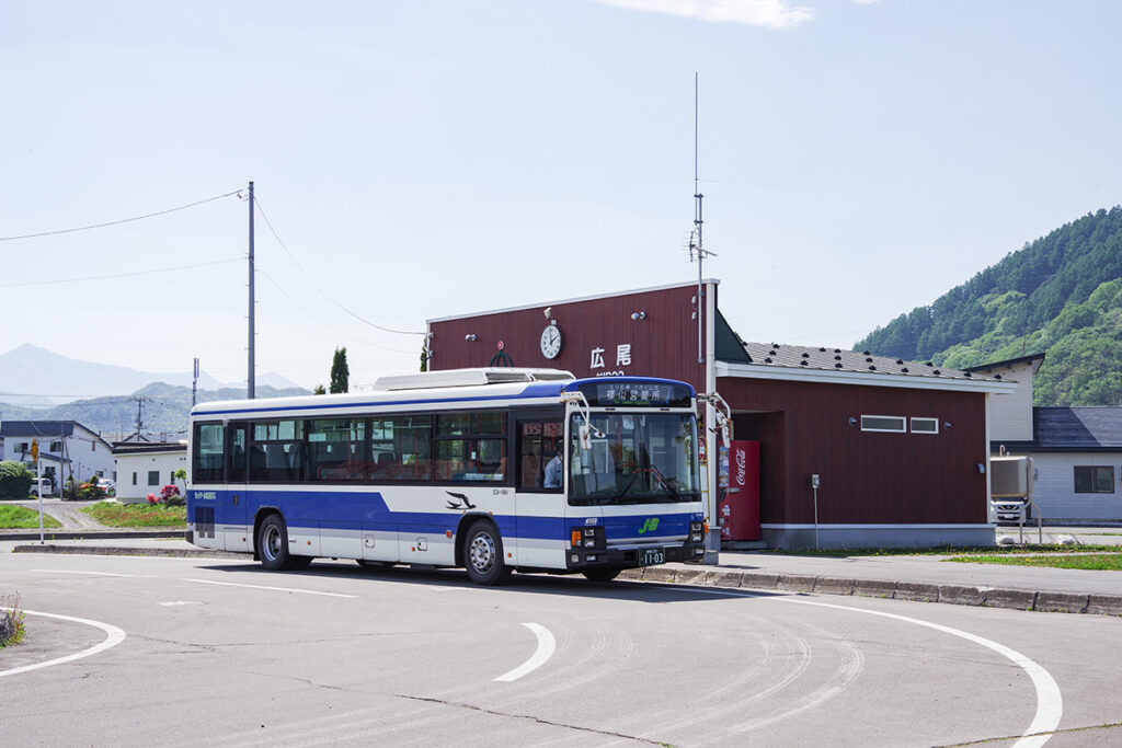 広尾駅バス停に停車中のJR北海道バス日勝線
