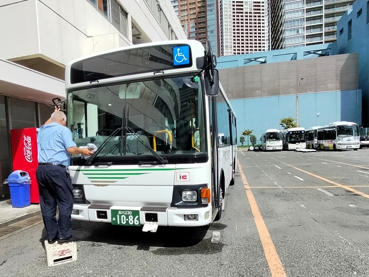 昼休みであろうが帰庫後であろうがバスが汚れていたら洗車を欠かさない萱沼教官