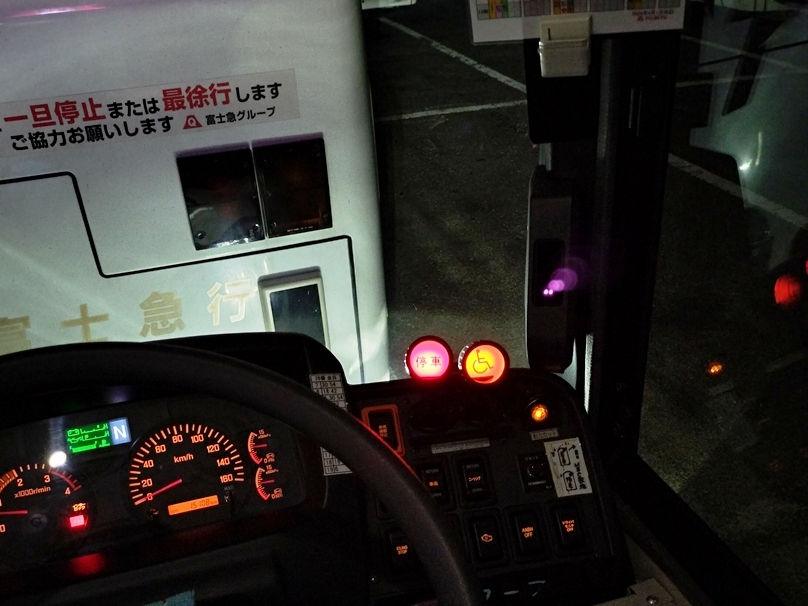 夜間の視界が悪い状況でも車庫入れはギチギチに寄せないと車庫にバスが入りきれない