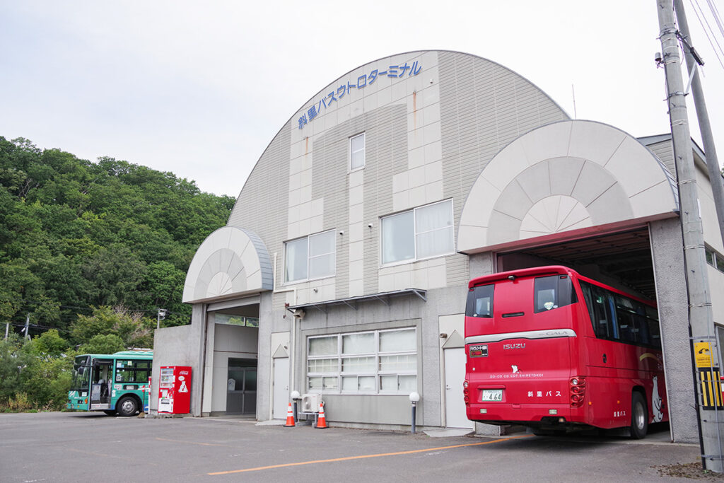 ウトロターミナルが定期観光バスの終点