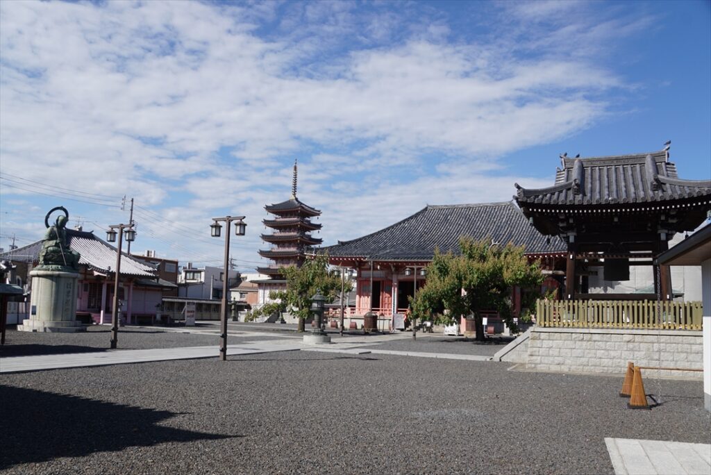 歴史的建造物が整然と並ぶ境内