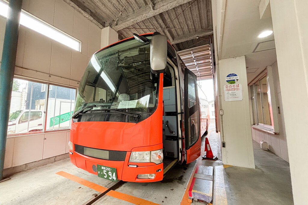 ウトロ温泉バスターミナルに停車中の羅臼ウトロ線