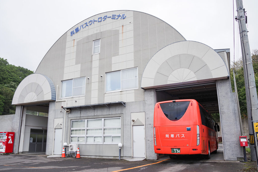 知床半島西側のバスの拠点がウトロ温泉バスターミナル。建物の中に乗り場があり、ちょっと車両がハミ出る半開放型
