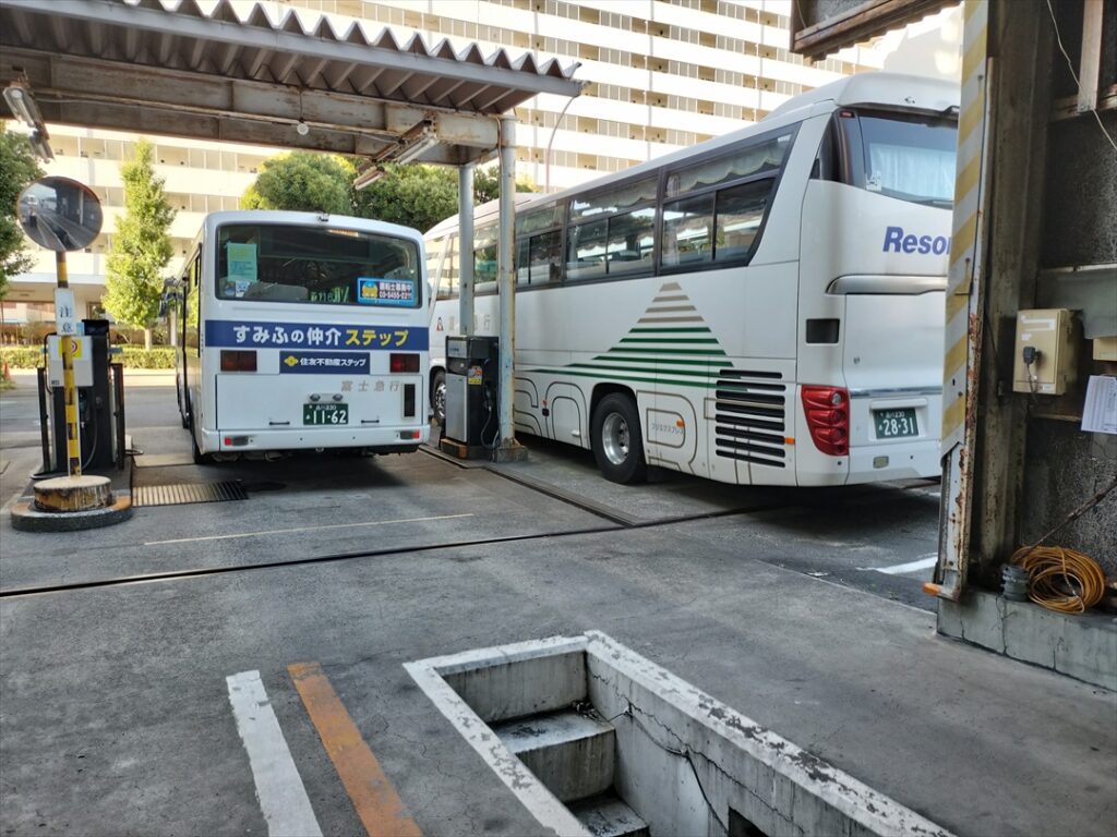 朝早い便から順に出庫できるように前日に車庫内での停車位置が指示されている