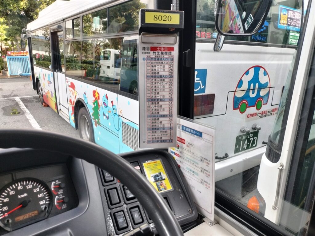 スタフと行路表でセットだが日中の基本は毎時同じのパターンダイヤ