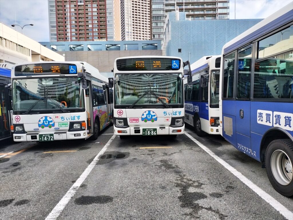 自分が当日乗るバスの前が空けば間もなく出庫時間だ！