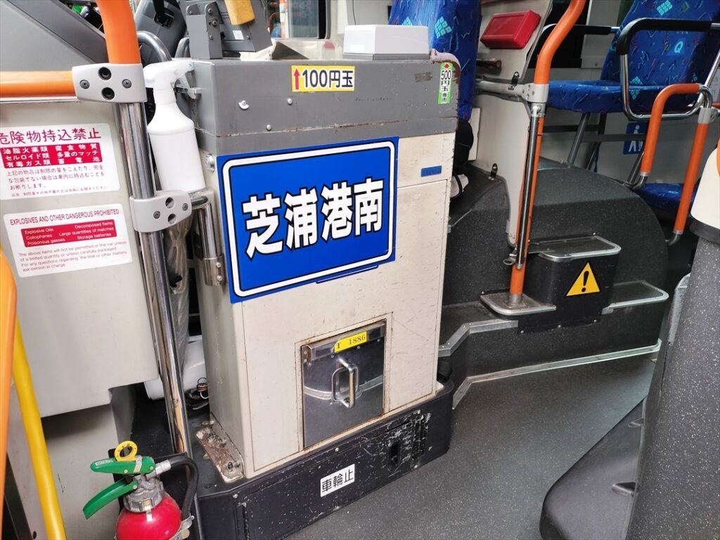 運賃箱に金庫をセットして誤乗防止用の路線名シートを貼る