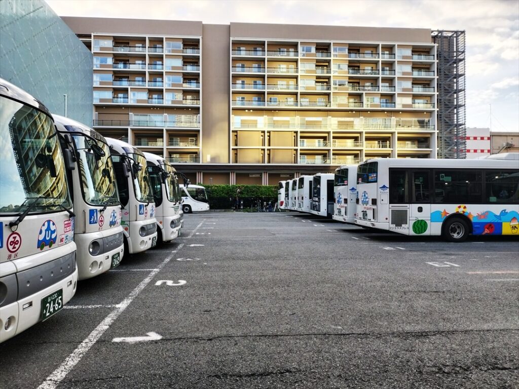 車庫に並べられたバスは前日の入庫時から位置が決まっていて翌日の出庫順になっている