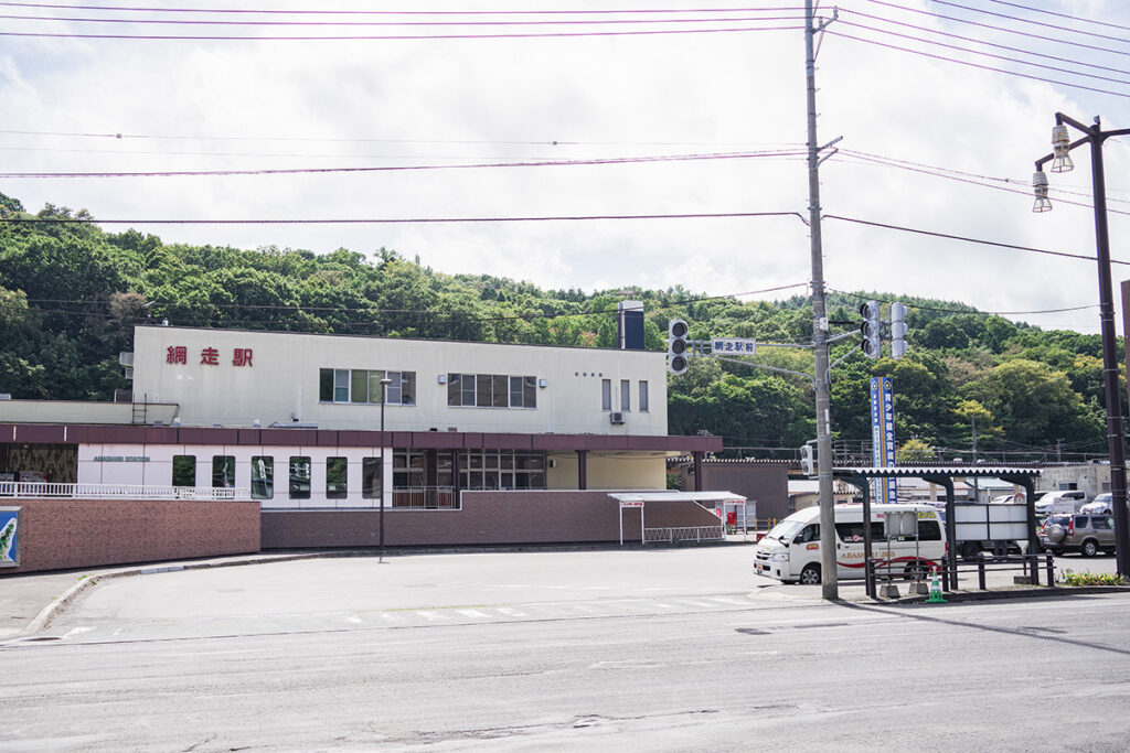 JR網走駅と駅前ロータリー。手前右にバス乗り場