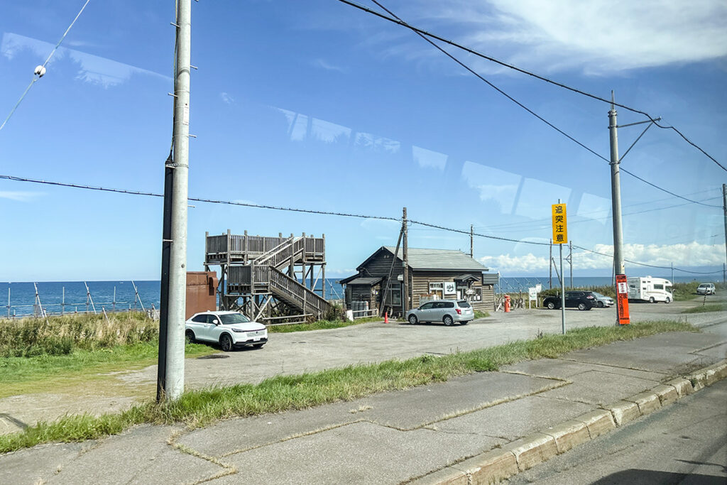 釧網本線のランドマーク的な停車スポット・北浜駅前を通過