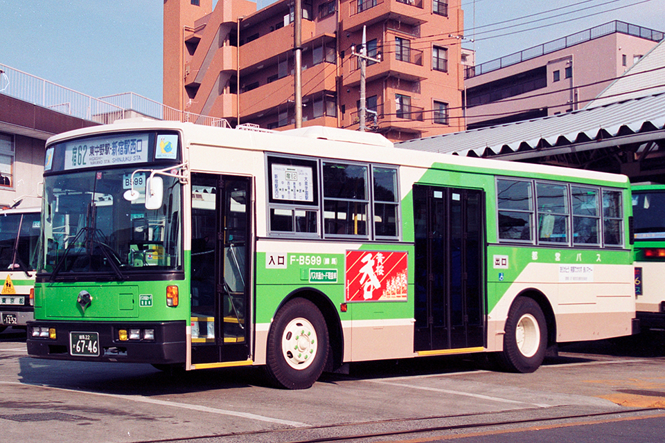 東京都交通局 日産ディーゼルKC-UA460HSN 東京都交通局は1994(平成6)年から黒煙除去装置の試用に取り組んだ。酸化触媒やDPFを試験的に取り付け、普及に先鞭をつけた。画像の車両は酸化触媒とアイドリングストップ・スタートシステムを装備し、黒煙の排出抑制を図っている