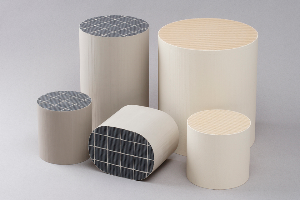 【図2】DPFに使用されるフィルタ(出典:日本ガイシ株式会社)