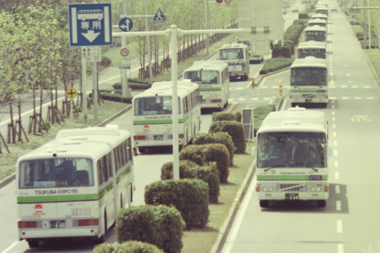 科学万博「つくば85」を走った連節バスの取説が緻密すぎる!!