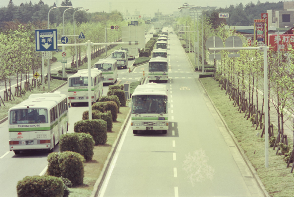 当時の学園西大通りを走るスーパーシャトルの車列。車線の中央寄りが連節バス専用レーンとなっていた。（写真／緒井 泉）