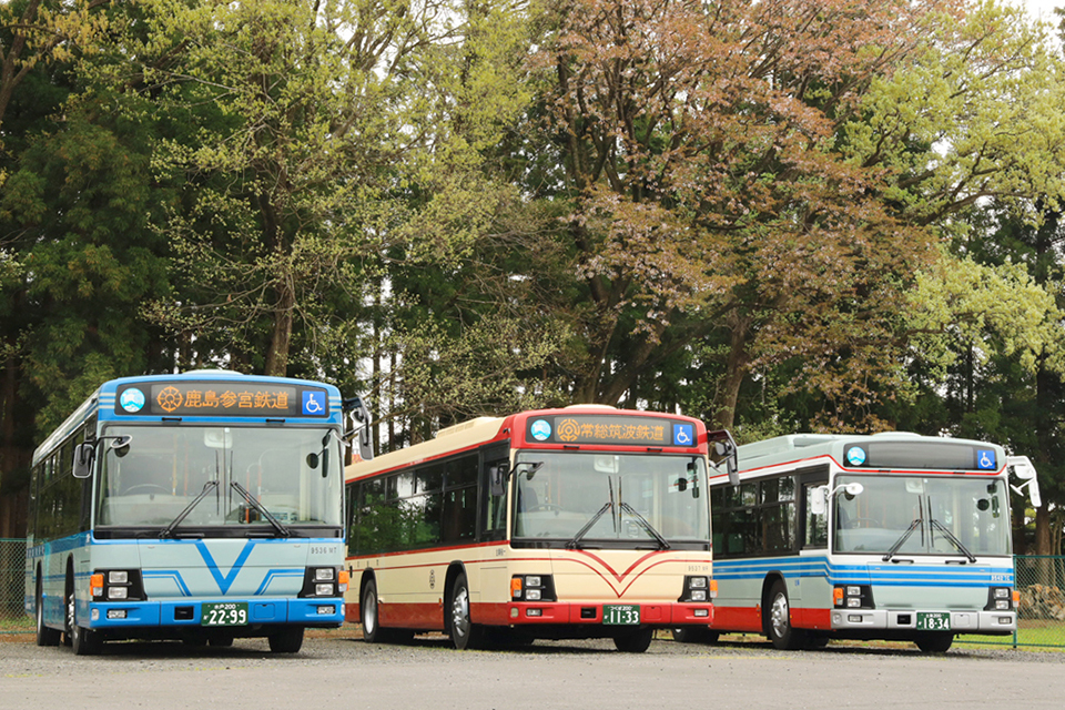関東鉄道創立100周年で導入された復刻デザインバス。左から鹿島参宮鉄道、常総筑波鉄道、関東鉄道発足当時のデザイン（写真：関東鉄道）
