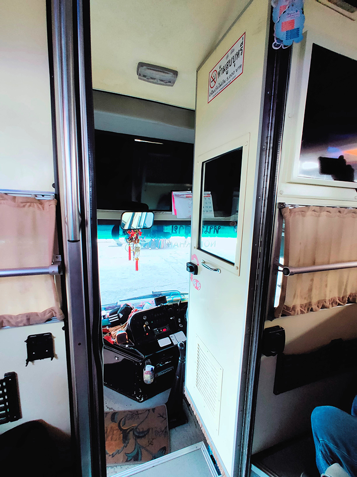 長距離バスでは運転席と客室の間にドアを設置。夜行バスでは運転手が好きな音楽をかけて運行(タイ)