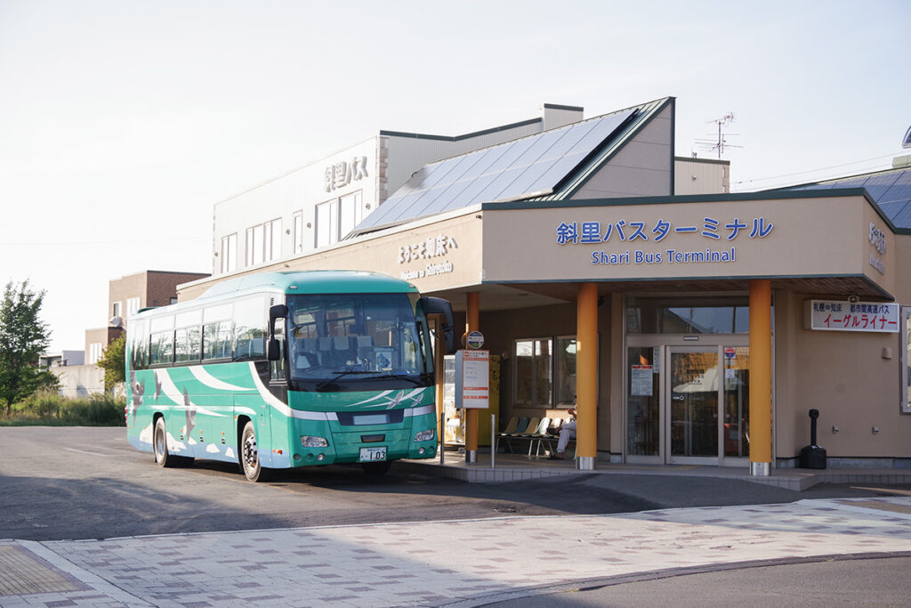 斜里バスターミナルに知床線のハイデッカー車が停車中
