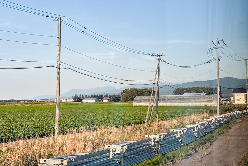 バスの車窓から左奥に知床連山が見えてきた