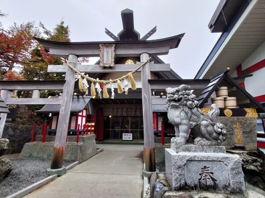 地形の関係で境内は広くはない