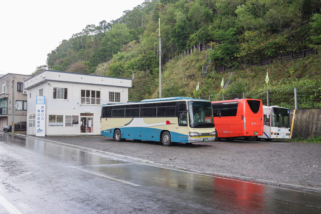 羅臼周辺を結ぶ路線バスが集まる、阿寒バス羅臼営業所