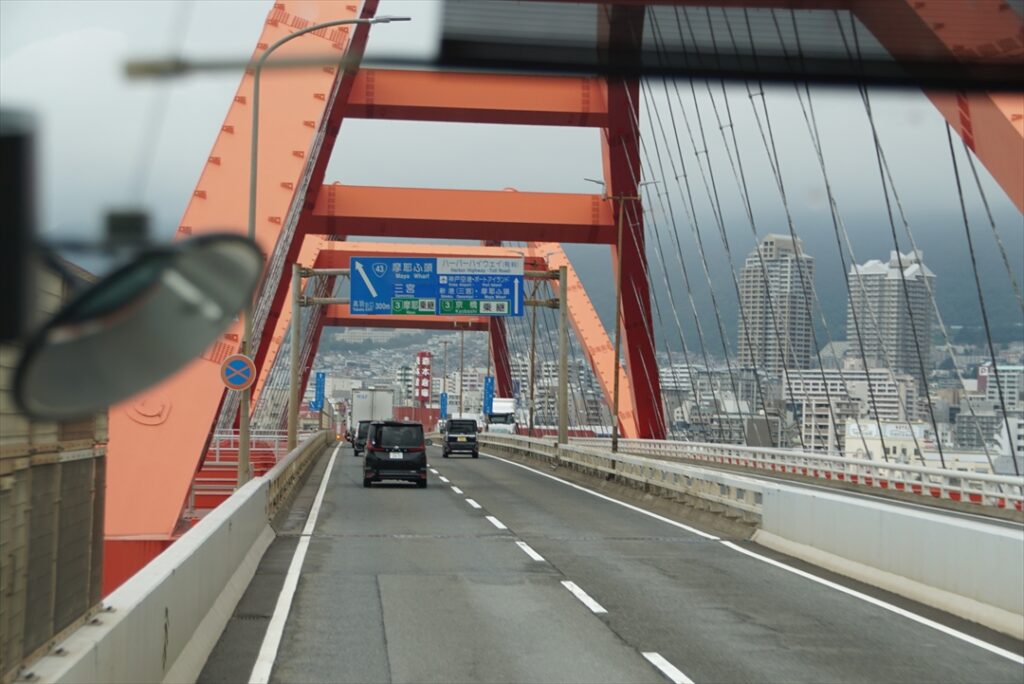 阪神高速からハーバーハイウェイ経由で三宮へ向かう