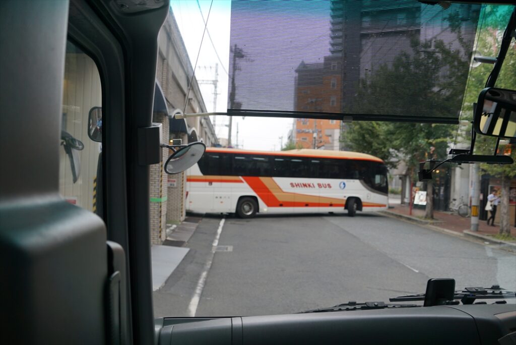 入線は後退で行う伝統の方法