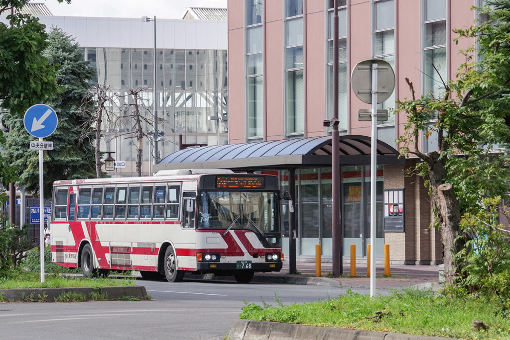 旭川電気軌道の初代エアロスター。あくまで2025年の風景