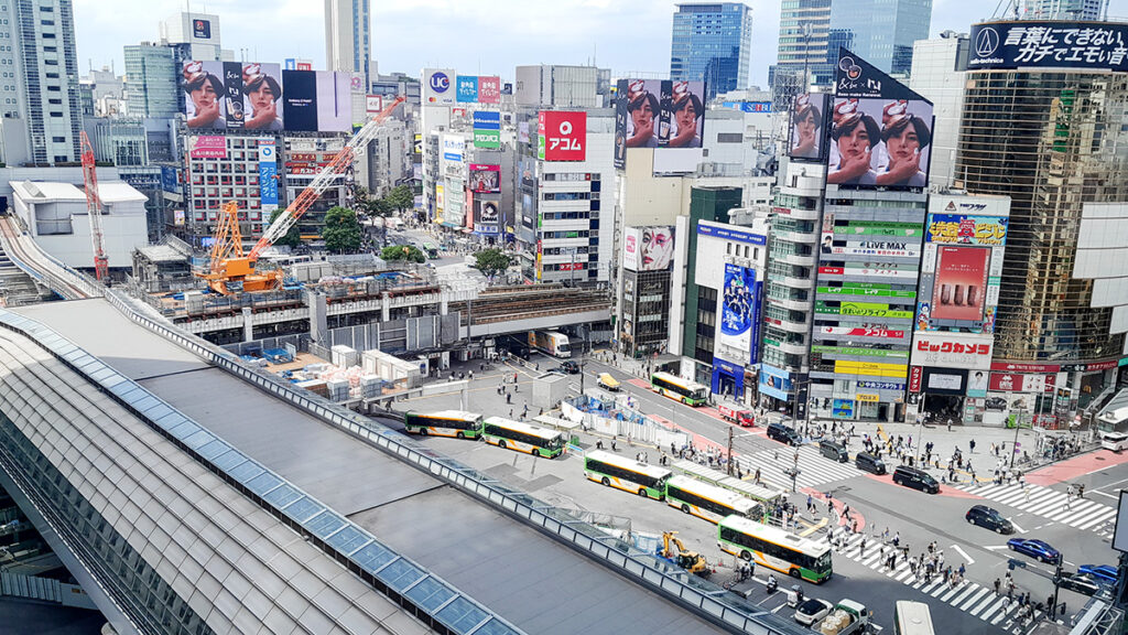 渋谷ヒカリエから見た宮益坂側のバス乗り場。工事中で暫定的な形となっている