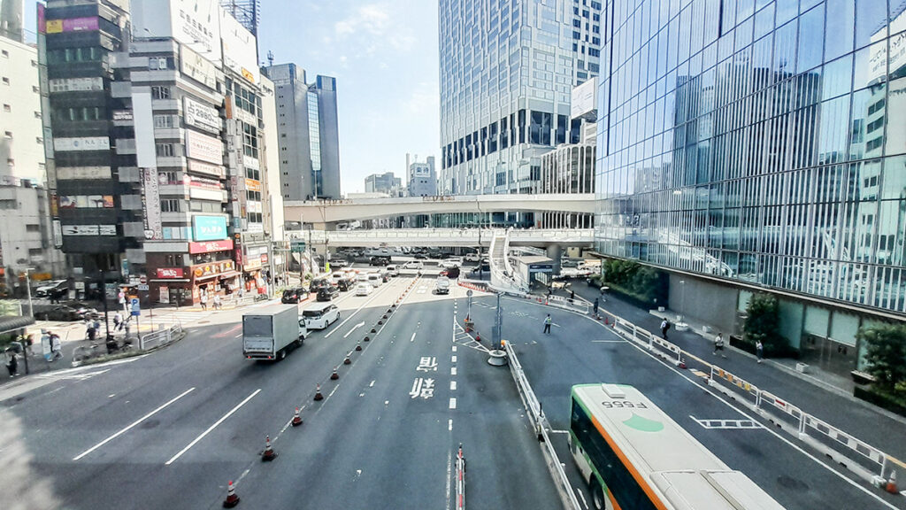 かつてこの右側は、そのままJRの駅付近まで広場になっていた