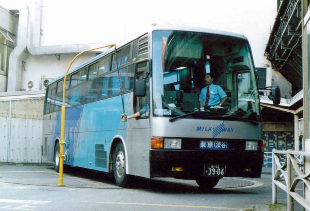 スペースの関係で、ターンテーブルが設けられていた旧玉電ホーム