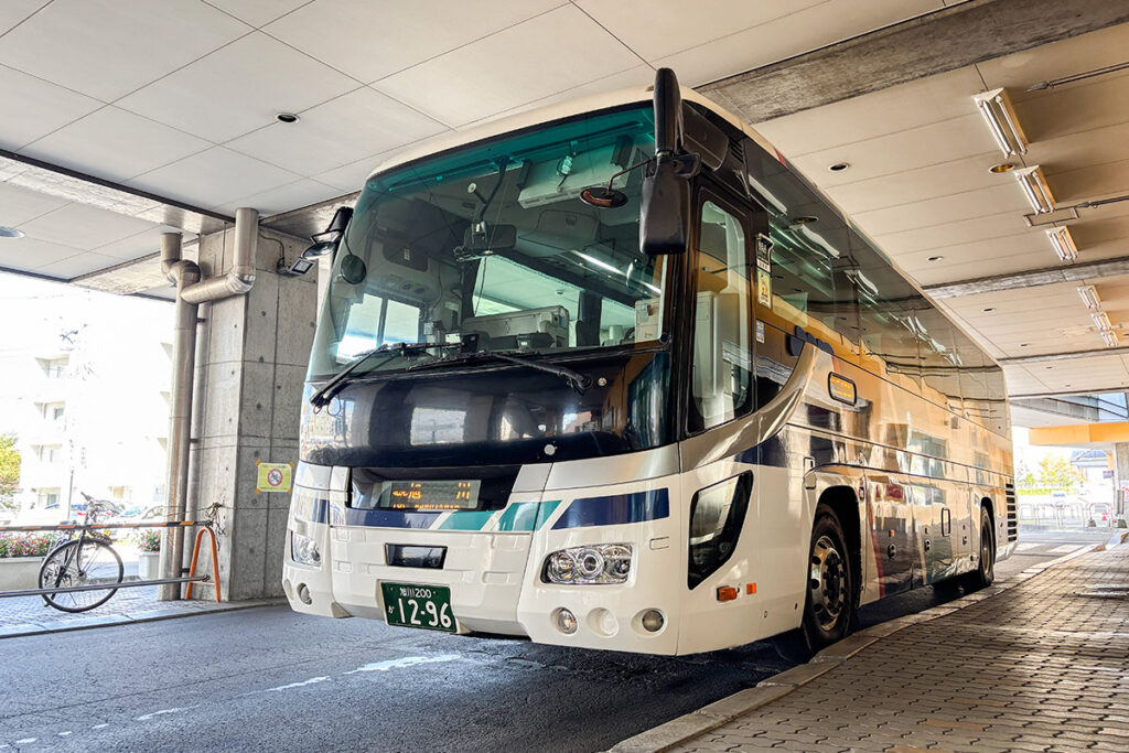 釧路フィッシャーマンズワーフMOO前のバス停にサンライズ号現る