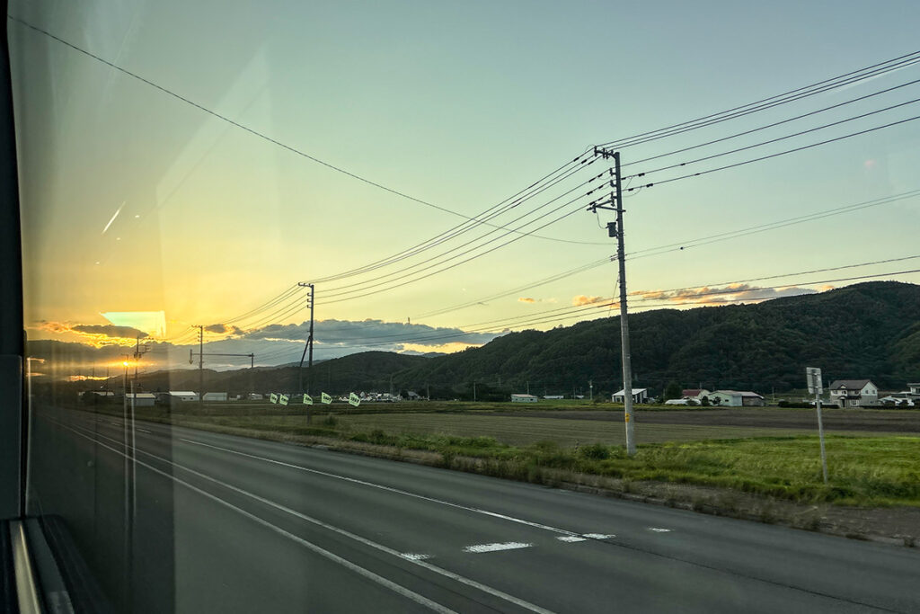 日が暮れて、そろそろ車窓からの景色もおしまい