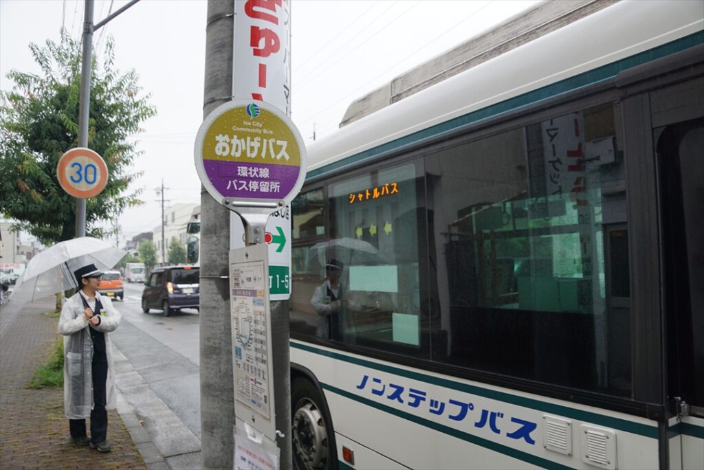 会場に送客する三重交通のシャトルバス