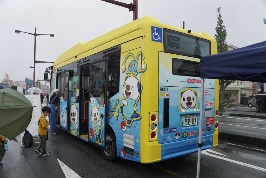 こどもに大人気のポケモンバス