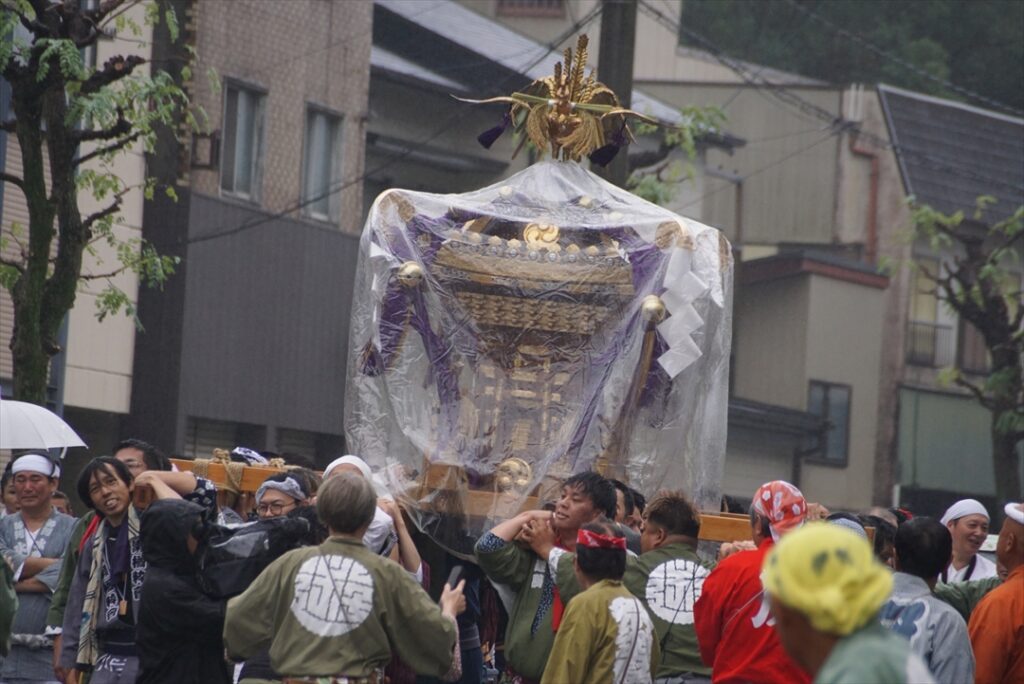 雨なので仕方がないが御神輿は神事のひとつ