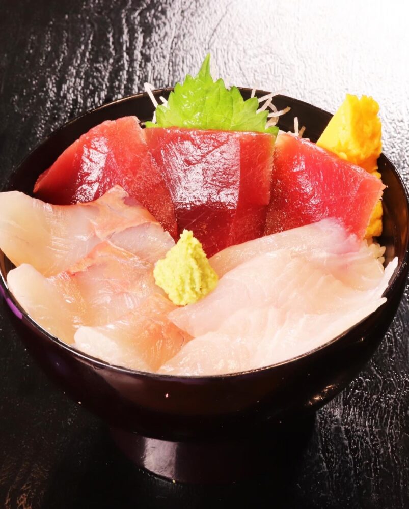 本日の地魚３種盛り丼の例