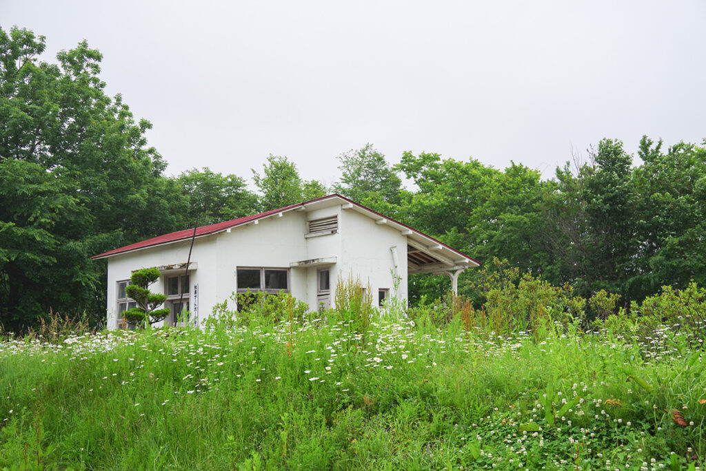 2019年の時点で駅舎がゲートボール会館に転用されていた知来駅跡