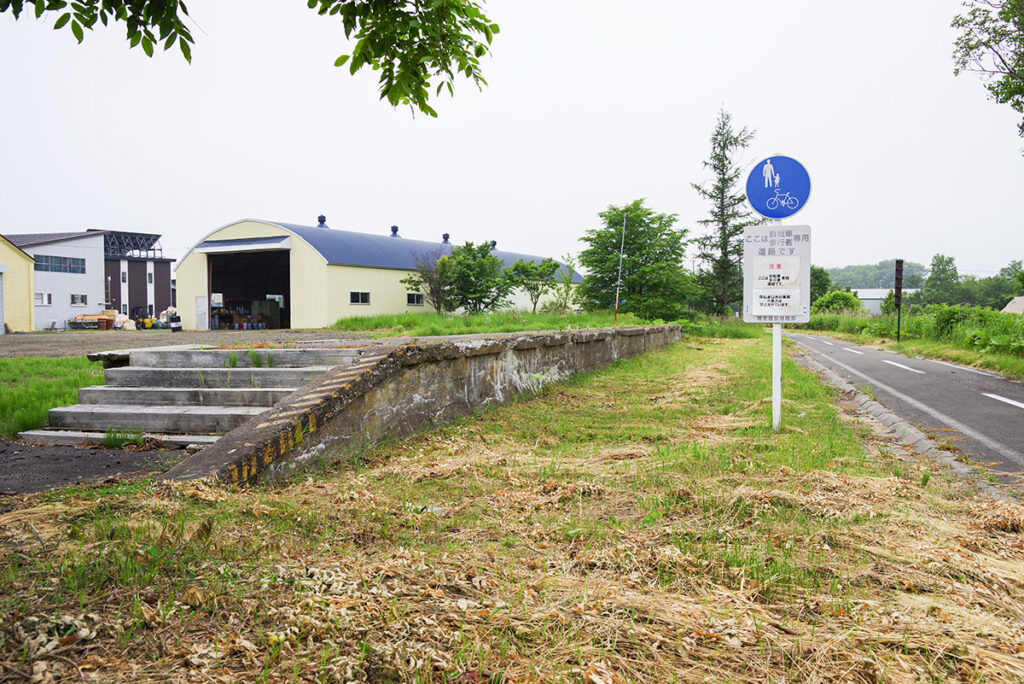 プラットホームが往時の面影を伝える能取駅跡