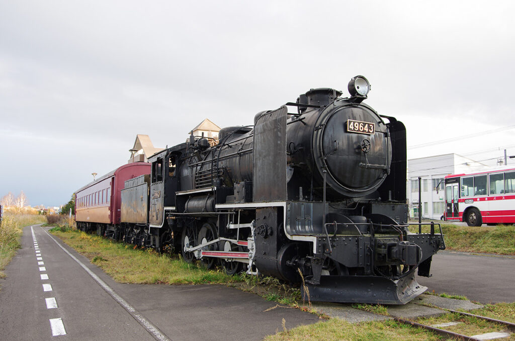 SLと旧型客車が屋外展示されている卯原内駅跡